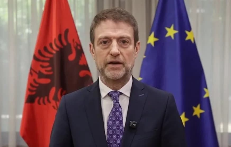 Hoxha: Mohimi i Srebrenicës, shtrembërim i së vërtetës dhe sulm ndaj dinjitetit të viktimave