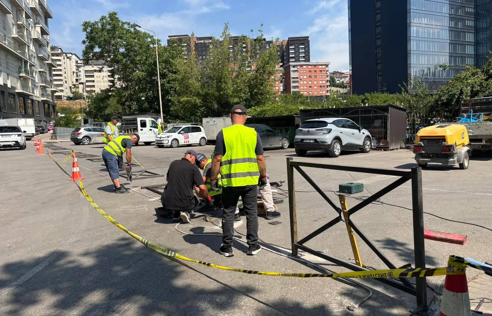 Komuna e Prishtinës nis aksionin ndaj parkingjeve ilegale, bllokohet hapësira afër Ministrisë së Bujqësisë