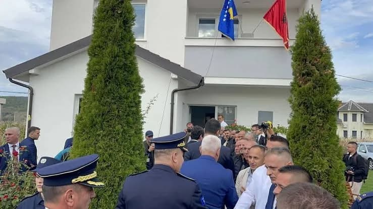 Kurti dhe Sveçla në vizitë te shtëpia e heroit Afrim Bunjaku
