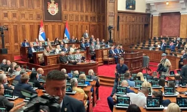 Kuvendi i Serbisë shqyrton mocionin e mosbesimit ndaj Qeverisë