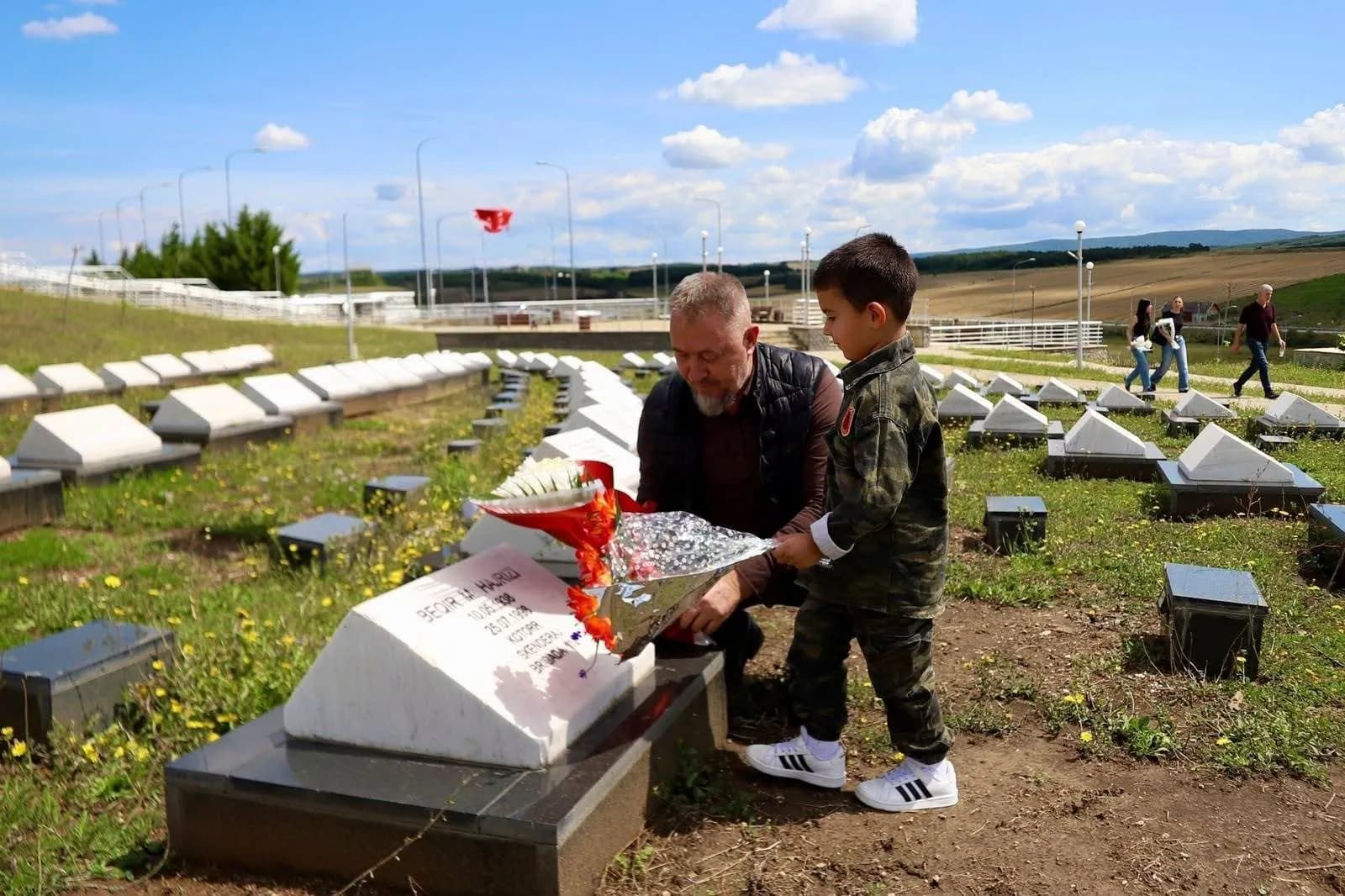 Lushtaku nderon dëshmorët në Marinë e Radishevë: Zbulohet pllaka përkujtimore
