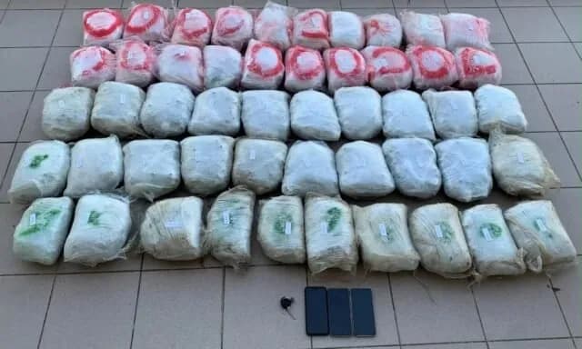 Mbi 55 kilogramë marihuanë kapen në kufirin greko-shqiptar, arrestohet 68-vjeçari