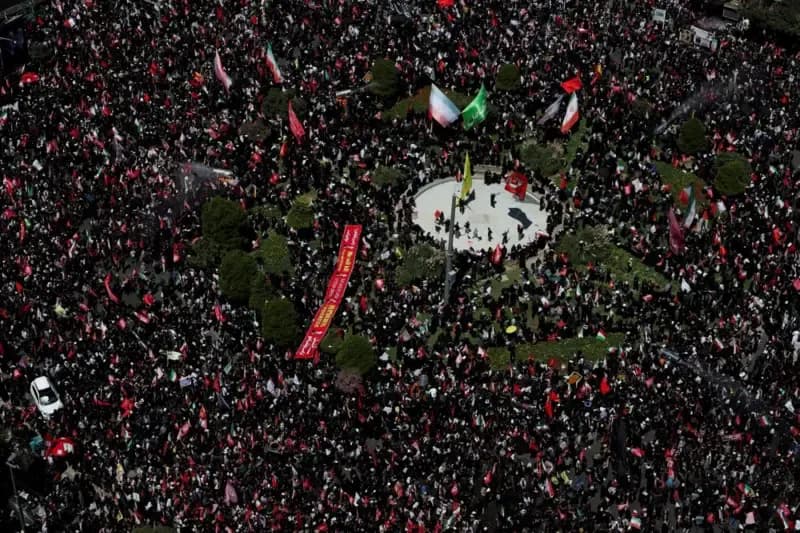 Mijëra njerëz në rrugë para varrimit të Khamenei, kërkojnë hakmarrje ndaj Trumpit