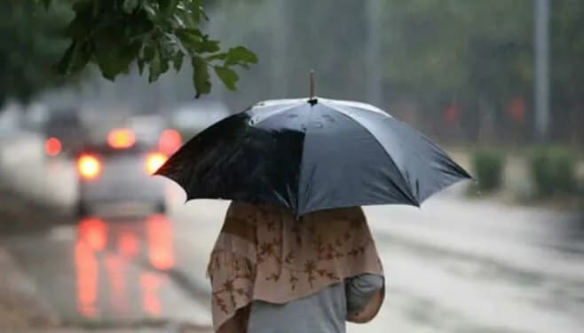 Moti sot, vranësirat i bëjnë shoqëri diellit