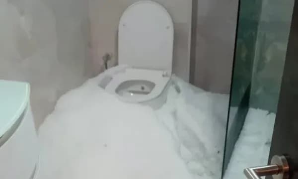 Në Drenoc të Malishevës breshëri ka depërtuar edhe në banjo të një shtëpie
