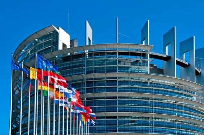 Parlamenti Evropian: Serbia duhet t’i normalizojë marrëdhëniet me Kosovën