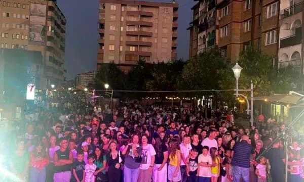 Pas vdekjes tragjike të tre qytetarëve, Vushtrria shtyn koncertet e “Ditëve të Diasporës 2026”