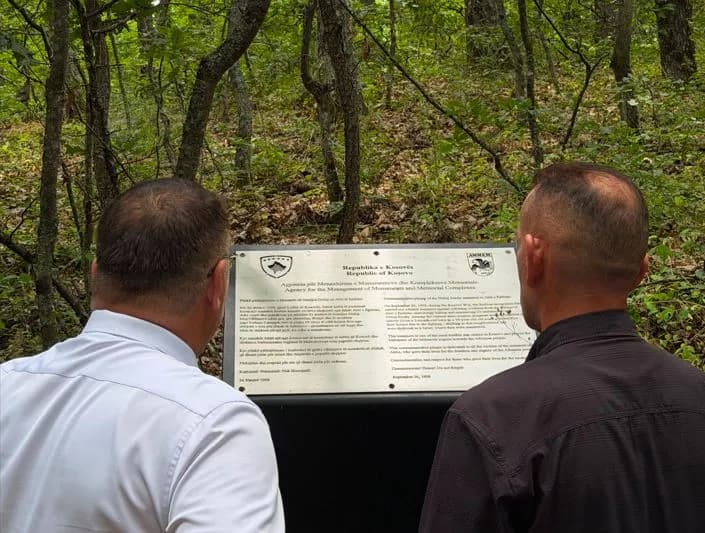 Policia dhe Prokuroria vizitojnë vendet e masakrave në Drenas: Riafirmohet angazhimi për hetimin e krimeve të luftës