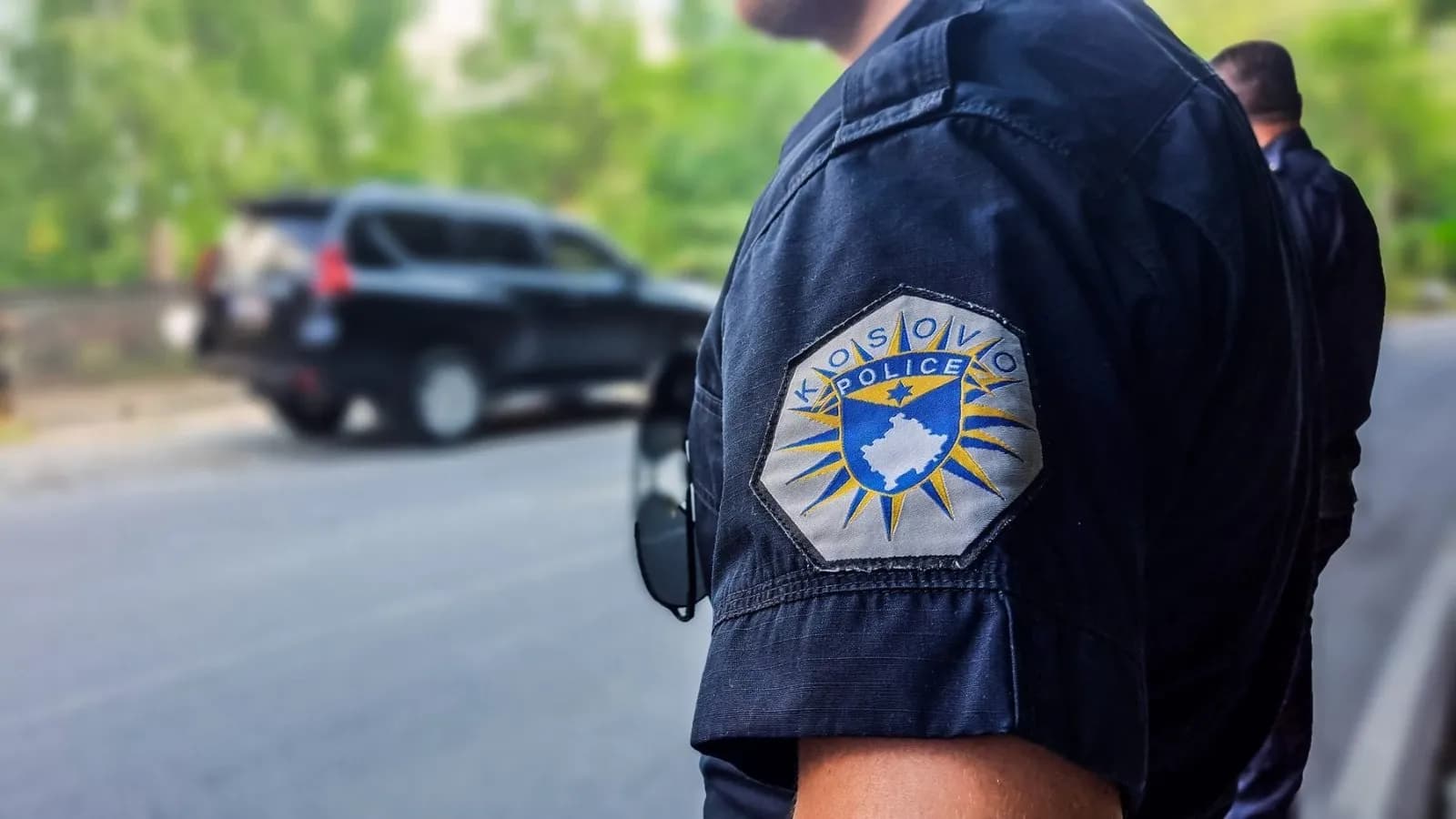 Policia kontrollon një veturë me targa të Serbisë në Bërnjak, gjen sprej dhe një thikë