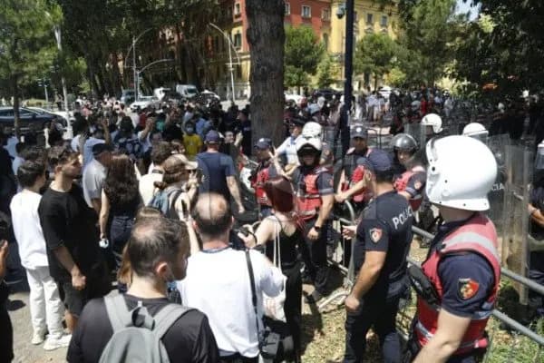 Protesta në Tiranë: 9 punonjës të policisë të lënduar, arrestohen 18 protestues