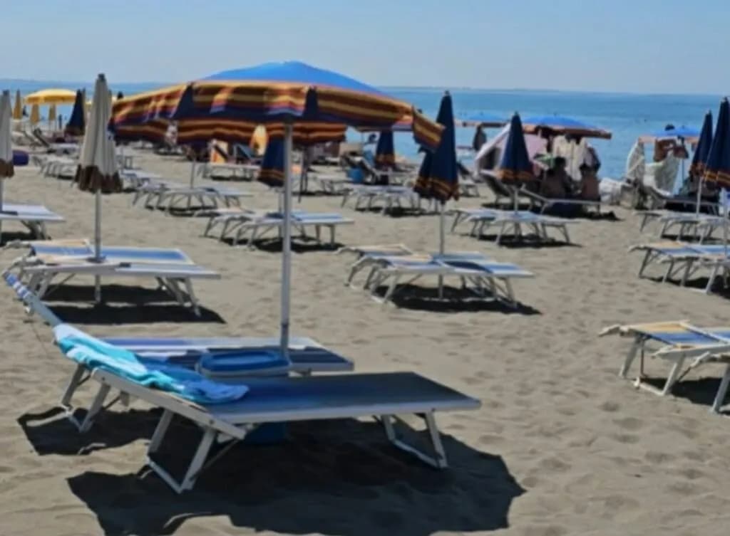Publikohen çmimet e çadrave në Shqipëri, kërkohet denoncim për abuzuesit në plazhe