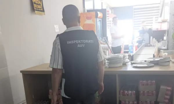 Rasti në Han të Elezit – AUV inspekton lokalin ku dyshohet se u helmuan dhjetëra persona, merr mostra nga produktet