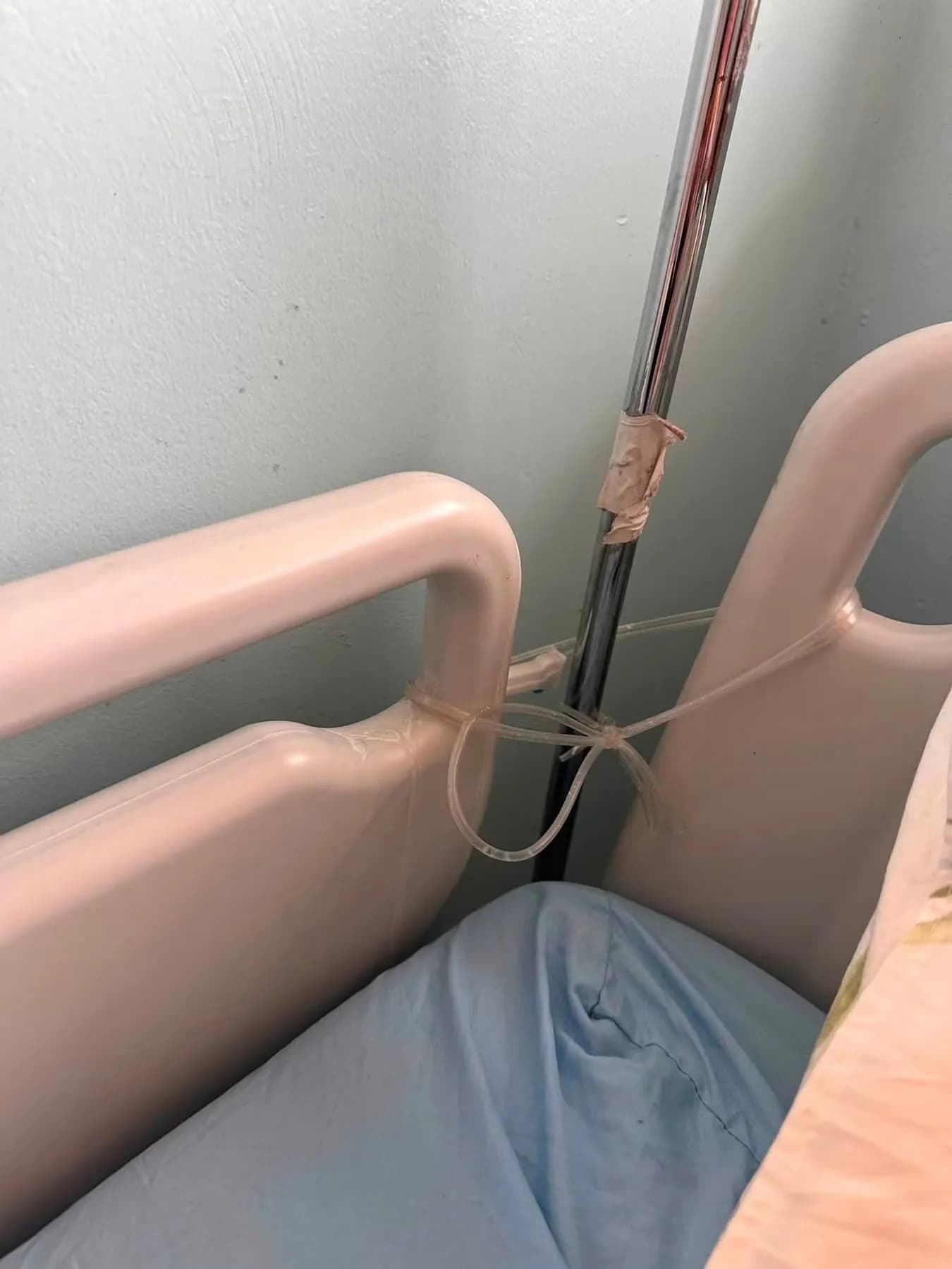 “Sapun nuk kishte, çarçafët i morëm nga pacientët tjerë” – Pacientja publikon pamje tronditëse nga Pediatria e QKUK-së