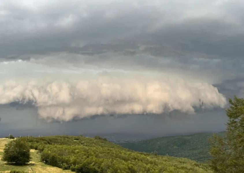 “Shelf clouds”, lloji i veçantë i reve që u paraqiten dje përgjatë stuhisë me shi e breshër në Kosovë