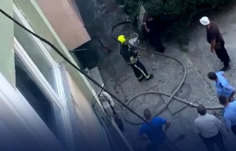 Shpërthen zjarr në një banesë në Pejë, policia dhe zjarrfikësit në vendngjarje