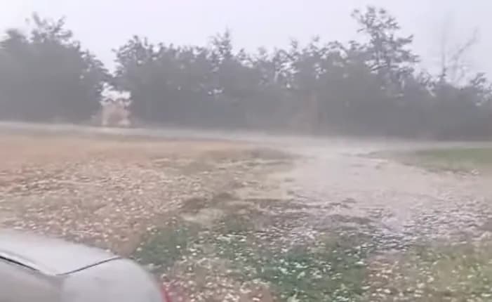 Stuhi e fuqishme edhe në Klinë e Skenderaj, breshëri mbulon disa fshatra
