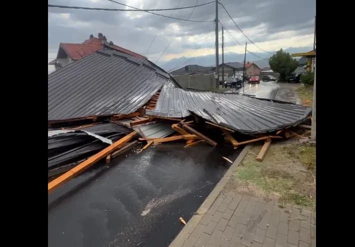 Stuhia rrënon çatinë dhe dëmton shtyllat elektrike në Senofc të Suharekës