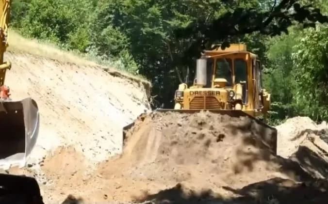 Traseja kalon nëpër malësinë e Tetovës dhe lidhet me tunel drejt Prizrenit