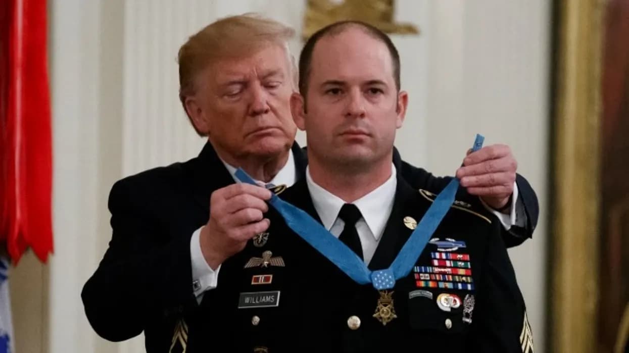 Trump me deklaratë të çuditshme: Do të dekorojë veten dhe dy djemtë e tij