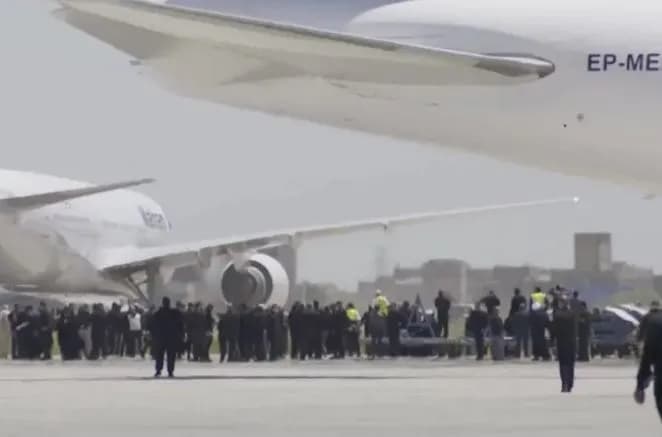 Trupi i Ali Khameneit mbërrin në Mashhad, sot ceremonia e varrimit