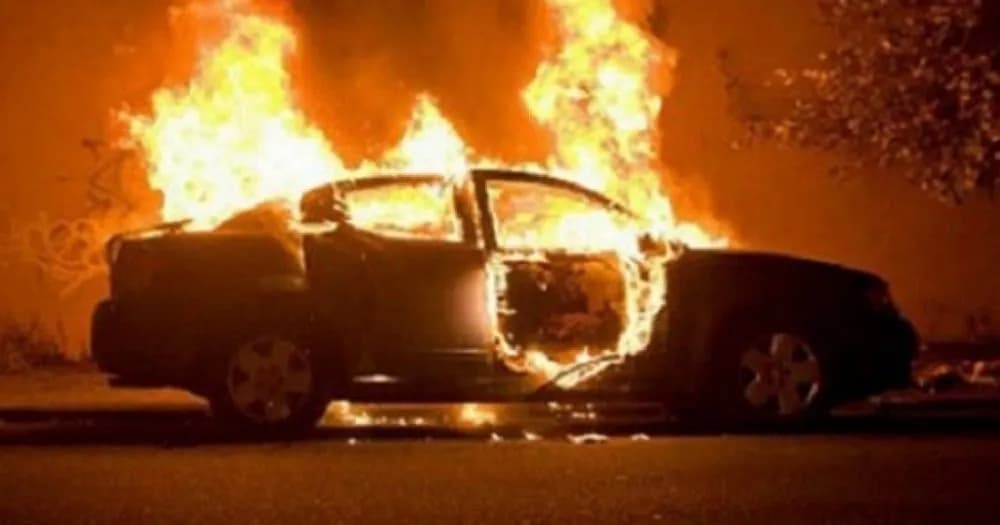 Vushtrri: Dy vetura digjen në oborrin e një shtëpie, policia nis hetimet