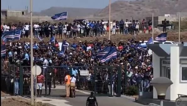 Yjet e Cape Verdes mbërrijnë në shtëpi, priten si heronjtë nga tifozët