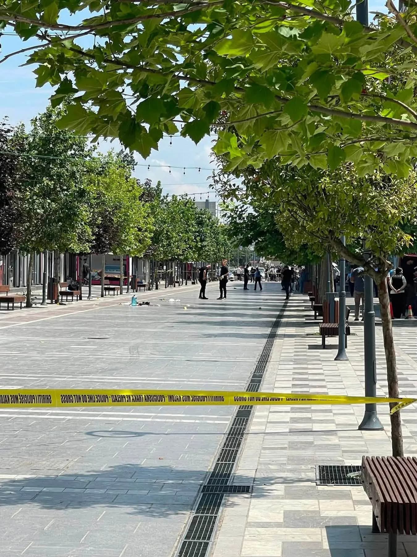 “Zoti ju vraftë”, “thirre ndihmën e shpejtë”, dalin pamjet kur shkrep arma në sheshin e Podujevës, njëri nga personat rrëzohet