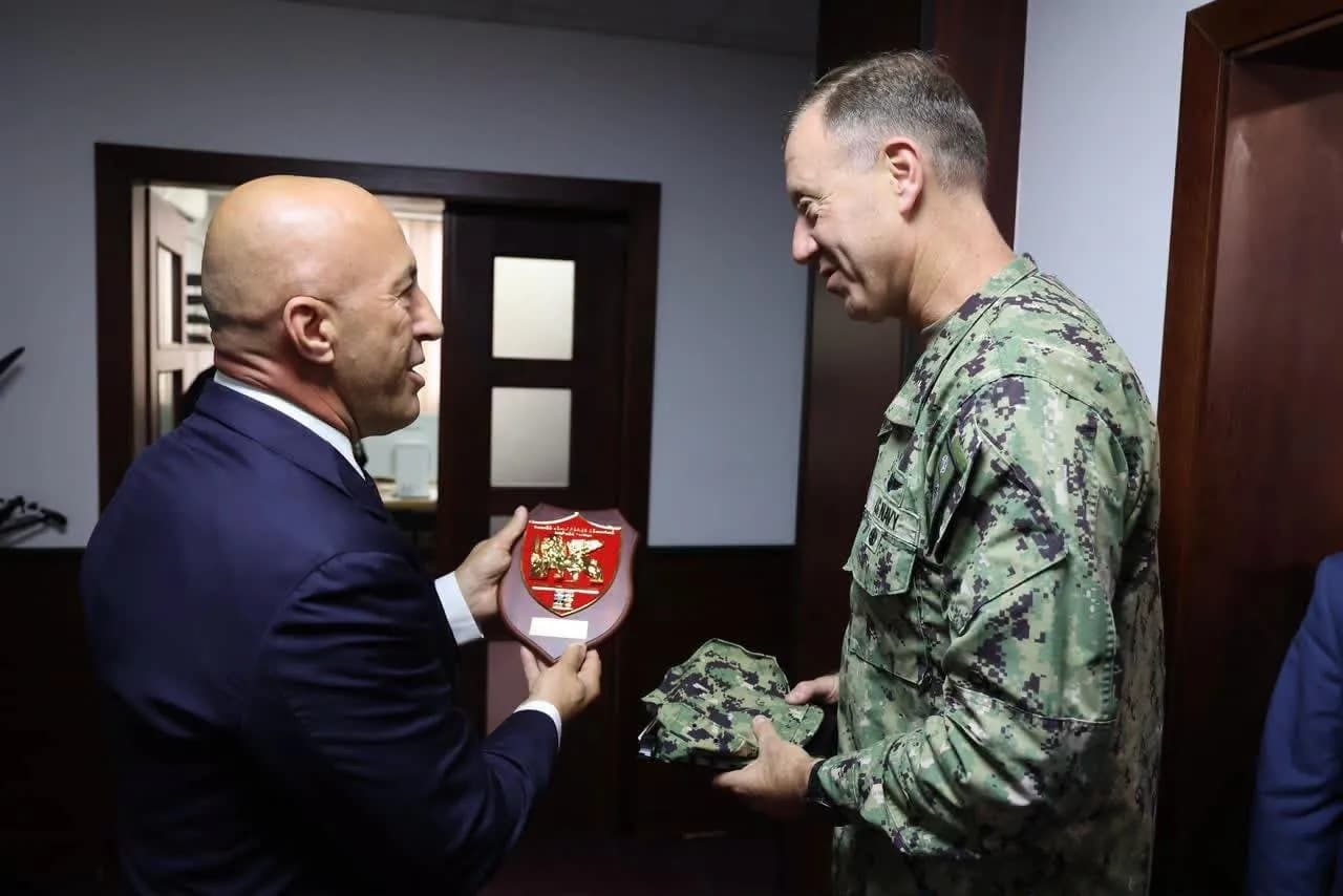 Admirali Wikoff i shkon Haradinajt për vizitë në Deçan: Anëtarësimi i menjëhershëm i Kosovës në NATO përmbyll sigurinë e rajonit