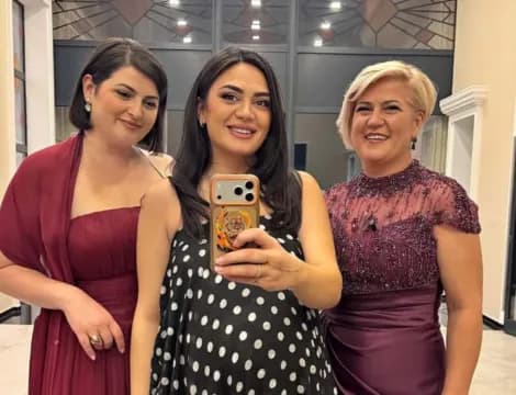 Albina Kelmendi publikon një foto me nënën dhe motrën, duken si tri pika uji