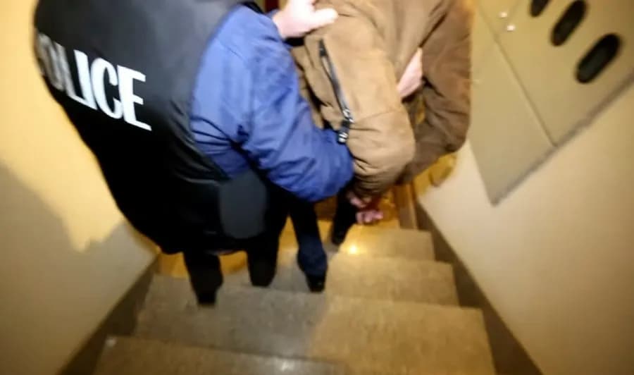 Burri ia grabit të miturit 10 euro në Rahovec, arrestohet nga Policia