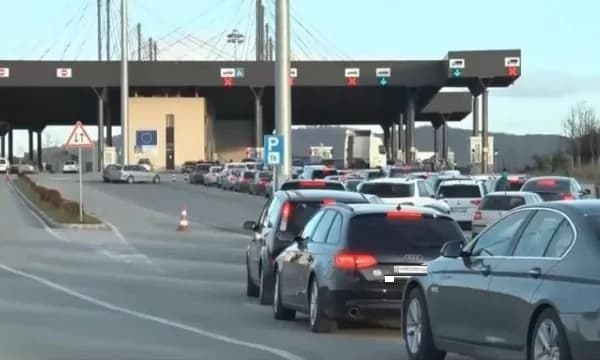 Fluks i mërgimtarëve: Te “Dheu i Bardhë” pritjet deri në 80 minuta