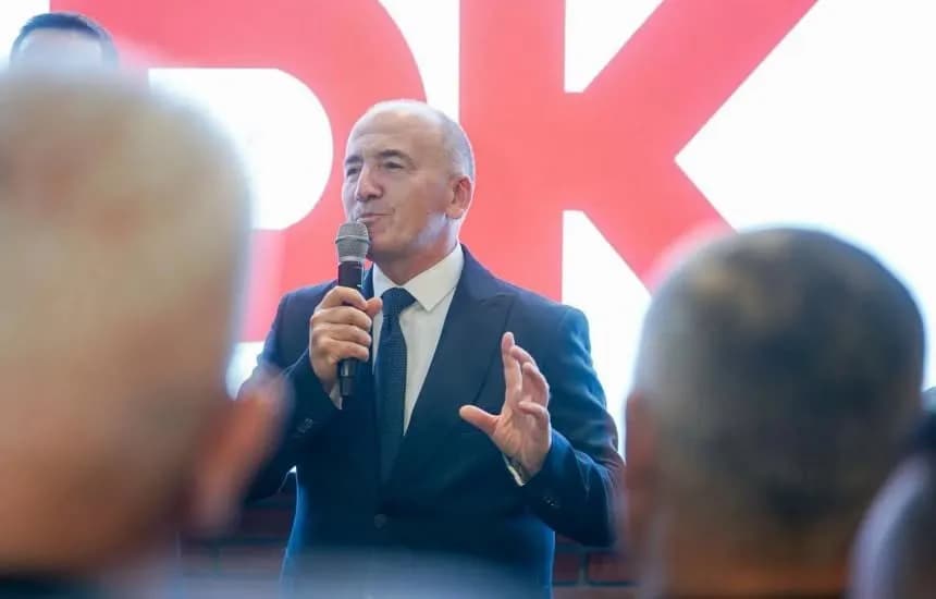 Gazmend Muhaxheri jep detaje nga brenda sallës: Po votojnë delegatët e Mitrovicës, procesi duket demokratik