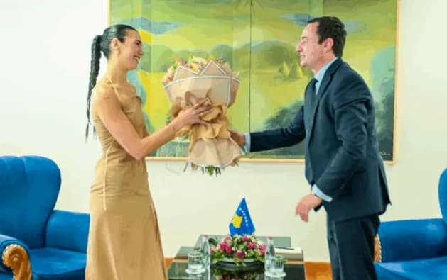 Kurti uron Dua Lipën për “Sunny Hill”: Është bërë një nga ngjarjet kryesore kulturore të Kosovës