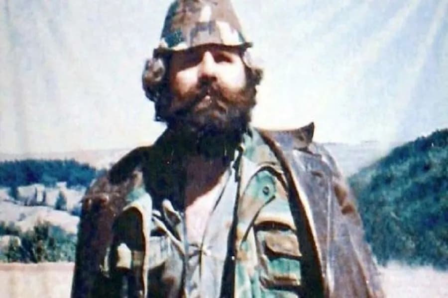 Pamje të rralla: Kur Komandanti Legjendar, Adem Jashari, merrte pjesë në pajtimin e dhjetëra gjaqeve