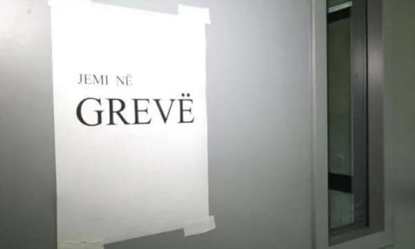Punëtorët teknikë të shkollave në Prishtinë hyjnë në grevë, kërkojnë pagën e qershorit