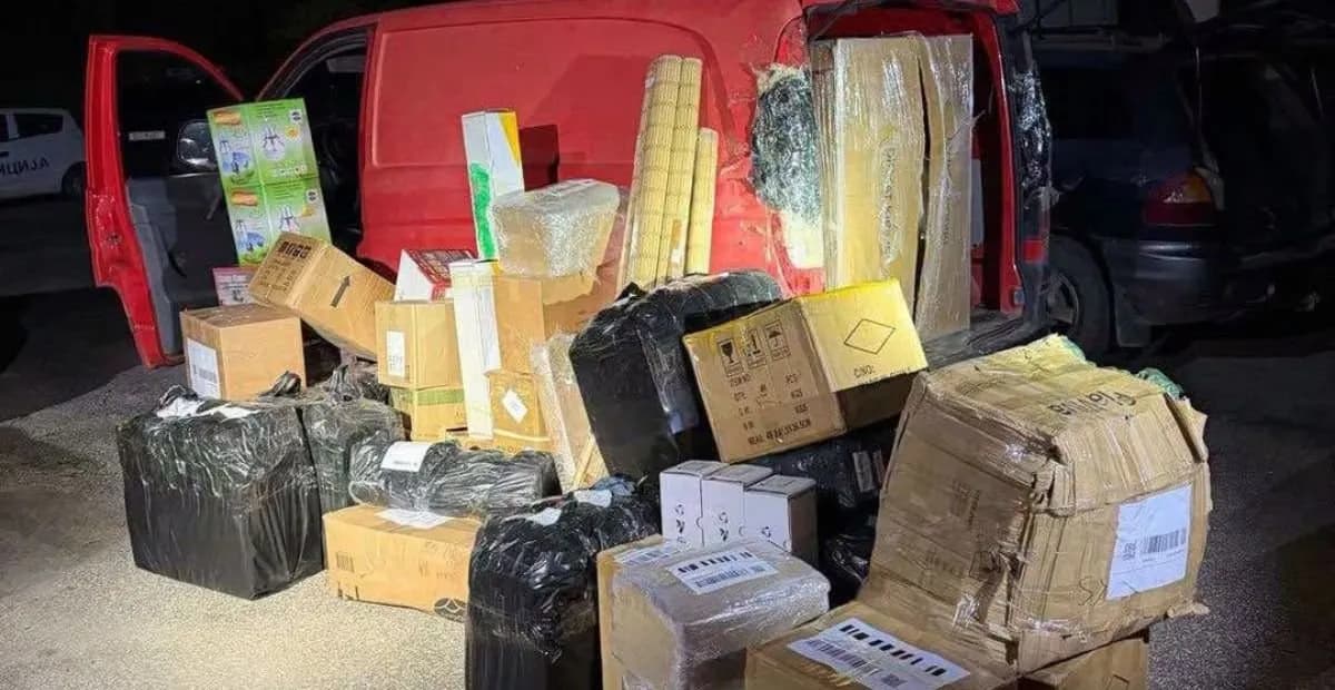 Tre persona arrestohen në kufirin Maqedoni-Kosovë, u kapen duke ngarkuar mall të kontrabanduar