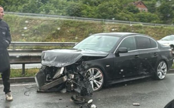 Aksidentohen disa vetura në magjistralen Prishtinë-Pejë, ambulanca në vendin e ngjarjes
