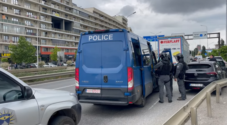 Bllokimi i rrugëve, pjesëtarë të Njësisë Speciale të Policisë shihen në Veternik